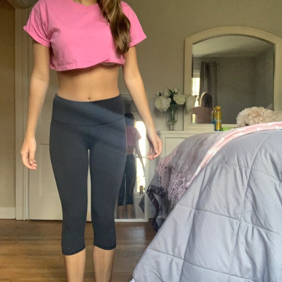 Lululemon Reveal Crop - Picture 2 of 6